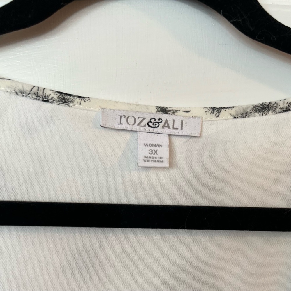 Roz & Ali Black and White Floral Blouse - Picture 3 of 3